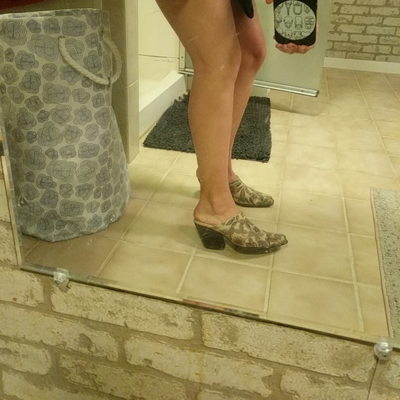 Awesome patterned mules - Picture 2 of 7